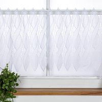 Scheibengardinen Meterware Makrameé-Spitze weiß 45 cm hoch, halbtransparente Bistrogardine mit floralem Spitzenmuster am Fenster.