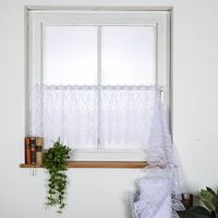 Weiße Scheibengardine Makrameé-Spitze 45 cm Höhe als Meterware, dekorativ am Fenster mit leicht transparenter Struktur.