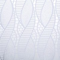 Scheibengardine aus Makrameé-Spitze weiß, detailreiche Ornamentstruktur mit halbtransparenter Optik und feiner Verarbeitung.