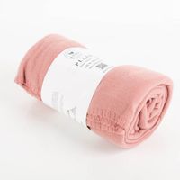90512-Plaid-aus-Kuschelfleece-mit-Kettelrand-einfarbig-rosa-125x150cm--MG-8276.jpg Flauschiges Plaid in Rosa – Pflegeleicht, handlich & vielseitig einsetzbar mit Verpackung