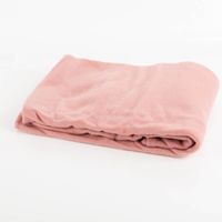 90512-Plaid-aus-Kuschelfleece-mit-Kettelrand-einfarbig-rosa-125x150cm--MG-8279.jpg Flauschiges Plaid in Rosa – Pflegeleicht, handlich & vielseitig einsetzbar ausgerollt