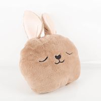 Kuschelkissen Hase – Flauschiges Plüschkissen in Braun, 35x35 cm seitlich praesentiert