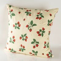 Quadratische Kissenhülle Strawberry Happy Fruit mit Erdbeer-Print in Vanille und Rot von SCHÖNER LEBEN.