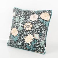 Kissen Madeleine aus Samt mit Kederumrandung – Florales Dekokissen 45x45 cm in Schwarz und Türkisgrün Detailaufnahme
