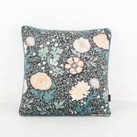 90522-Kissen-Madeleine-aus-Samt-mit-Kederumrandung-Blumen-schwarz-tuerkisgruen-45x45cm--MG-3151.jpg Kissen Madeleine aus Samt mit Kederumrandung – Florales Dekokissen 45x45 cm in Schwarz und Türkisgrün Vollansicht