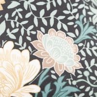90522-Kissen-Madeleine-aus-Samt-mit-Kederumrandung-Blumen-schwarz-tuerkisgruen-45x45cm--MG-3155.jpg Kissen Madeleine aus Samt mit Kederumrandung – Florales Dekokissen 45x45 cm in Schwarz und Türkisgrün Blumen Motiv