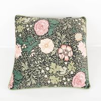 90523-Kissen-Madeleine-aus-Samt-mit-Kederumrandung-Blumen-gruen-rosa-45x45cm--MG-3161.jpg Kissen Madeleine aus Samt mit Kederumrandung – Florales Dekokissen 45x45 cm in Grüntönen und Rosa Vollbild