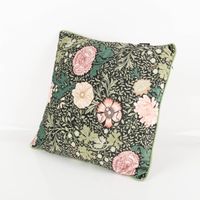 90523-Kissen-Madeleine-aus-Samt-mit-Kederumrandung-Blumen-gruen-rosa-45x45cm--MG-3162.jpg Kissen Madeleine aus Samt mit Kederumrandung – Florales Dekokissen 45x45 cm in Grüntönen und Rosa Detailaufnahme