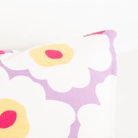 90528-Kissenhuelle-Canvas-Blumen-lila-40x40cm--MG-3136.jpg Kissenhülle Canvas Blumen Lila 40x40 cm – Sommerliches Dekokissen mit floralem Print Detailaufnahme