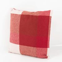 90539-Kissen-Wolloptik-Karo-rot-45x45cm--MG-0817.jpg Kissen 45x45 cm Wolloptik – Karomuster Rot für Landhaus-Stil Nahaufnahme