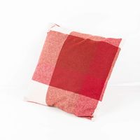 90539-Kissen-Wolloptik-Karo-rot-45x45cm--MG-0820.jpg Kissen 45x45 cm Wolloptik – Karomuster Rot für Landhaus-Stil seitliche Ansicht