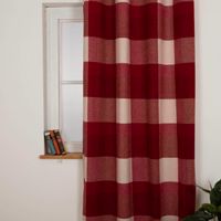 Vorhang Wolloptik isolierend Karo rot 135x260cm – Stilvoll, funktional & gemütlich Nahaufnahme am Fenster