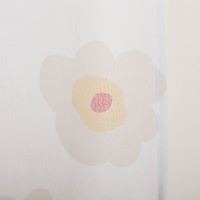 Zarter Voile-Vorhang mit Ösen, präsentiert mit weißen und pinken Blumenmotiven im Format 140×260 cm für leichte Fensterdekoration - Detailaufnahme
