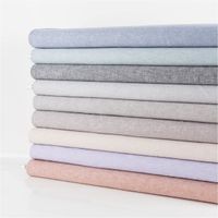 90594-Leinen-Baumwollstoff-Chambray-uni-meliert-flieder-1-38m-Breite--MG-3491_2.jpg Chambray Stoff aus Leinen und Baumwolle in Flieder meliert - Ideal für sommerliche Mode & natürliche Wohntextilien schräge Ansicht des in Szene gesetzten Stoffes