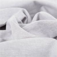 Chambray Stoff aus Leinen und Baumwolle in meliertem Hellgrau - Ideal für sommerliche Mode & natürliche Wohntextilien stilvoll und harmonisch drapiert
