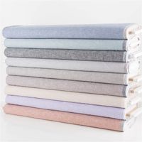 90595-Leinen-Baumwollstoff-Chambray-uni-meliert-hellgrau-1-38m-Breite--MG-3490.jpg Chambray Stoff aus Leinen und Baumwolle in meliertem Hellgrau - Ideal für sommerliche Mode & natürliche Wohntextilien in Szene gesetzt mit erkennbarem Ballenende