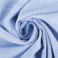Chambray Stoff aus Leinen und Baumwolle in Hellblau meliert - Ideal für sommerliche Mode & natürliche Wohntextilien kunstvoll eingedreht in Falten