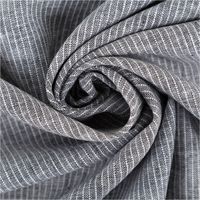 Chambray Stoff aus Leinen und Baumwolle mit Nadelstreifen-Dessin in meliertem Schwarz - Ideal für sommerliche Mode & natürliche Wohntextilien kunstvoll eingedreht in Falten