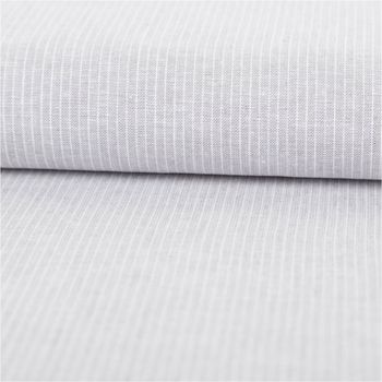Chambray Stoff aus Leinen und Baumwolle mit Nadelstreifen-Dessin in meliertem Hellgrau - Ideal für sommerliche Mode & natürliche Wohntextilien ausgerollt und glatt liegend