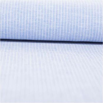Chambray Stoff aus Leinen und Baumwolle mit Nadelstreifen-Dessin in meliertem Hellblau - Ideal für sommerliche Mode & natürliche Wohntextilien ausgerollt und glatt liegend