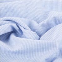 Chambray Stoff aus Leinen und Baumwolle mit Nadelstreifen-Dessin in meliertem Hellblau - Ideal für sommerliche Mode & natürliche Wohntextilien stilvoll und harmonisch drapiert