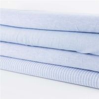 Chambray Stoff aus Leinen und Baumwolle mit Nadelstreifen-Dessin in meliertem Hellblau - Ideal für sommerliche Mode & natürliche Wohntextilien schräge Ansicht des in Szene gesetzten Stoffes