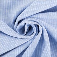 90604-Leinen-Baumwollstoff-Chambray-Nadelstreifen-meliert-hellblau-1-38m-Breite--MG-3852.jpg Chambray Stoff aus Leinen und Baumwolle mit Nadelstreifen-Dessin in meliertem Hellblau - Ideal für sommerliche Mode & natürliche Wohntextilien kunstvoll eingedreht in Falten