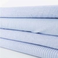 90604-Leinen-Baumwollstoff-Chambray-Nadelstreifen-meliert-hellblau-1-38m-Breite--MG-3872.jpg Chambray Stoff aus Leinen und Baumwolle mit Nadelstreifen-Dessin in meliertem Hellblau - Ideal für sommerliche Mode & natürliche Wohntextilien Nahaufnahme des in Szene gesetzten Stoffes