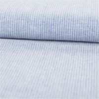 Chambray Stoff aus Leinen und Baumwolle mit Nadelstreifen-Dessin in meliertem Blau - Ideal für sommerliche Mode & natürliche Wohntextilien ausgerollt und glatt liegend