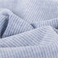 Chambray Stoff aus Leinen und Baumwolle mit Nadelstreifen-Dessin in meliertem Blau - Ideal für sommerliche Mode & natürliche Wohntextilien stilvoll und harmonisch drapiert