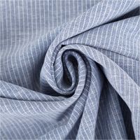 90605-Leinen-Baumwollstoff-Chambray-Nadelstreifen-meliert-blau-1-38m-Breite--MG-3345.jpg Chambray Stoff aus Leinen und Baumwolle mit Nadelstreifen-Dessin in meliertem Blau - Ideal für sommerliche Mode & natürliche Wohntextilien kunstvoll eingedreht in Falten