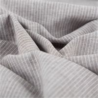 90606-Leinen-Baumwollstoff-Chambray-Nadelstreifen-meliert-khaki-gruen-1-38m-Breite--MG-3301.jpg Chambray Stoff aus Leinen und Baumwolle mit Nadelstreifen-Dessin in meliertem Khaki-Grün - Ideal für sommerliche Mode & natürliche Wohntextilien stilvoll und harmonisch drapiert