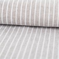 Chambray Stoff aus Leinen und Baumwolle mit Streifen -Dessin in meliertem Khaki-Grün - Ideal für sommerliche Mode & natürliche Wohntextilien ausgerollt und glatt liegend