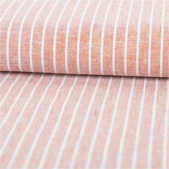 Chambray Stoff aus Leinen und Baumwolle mit Streifen -Dessin in meliertem Ziegelrot - Ideal für sommerliche Mode & natürliche Wohntextilien ausgerollt und glatt liegend