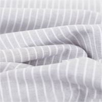 Chambray Stoff aus Leinen und Baumwolle mit Streifen -Dessin in meliertem Hellgrau -  Ideal für sommerliche Mode & natürliche Wohntextilien stilvoll und harmonisch drapiert