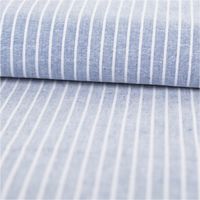 Chambray Stoff aus Leinen und Baumwolle mit Streifen -Dessin in meliertem Blau - Ideal für sommerliche Mode & natürliche Wohntextilien ausgerollt und glatt liegend
