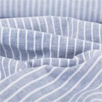 Chambray Stoff aus Leinen und Baumwolle mit Streifen -Dessin in meliertem Blau - Ideal für sommerliche Mode & natürliche Wohntextilien stilvoll und harmonisch drapiert
