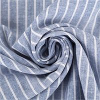 Chambray Stoff aus Leinen und Baumwolle mit Streifen -Dessin in meliertem Blau - Ideal für sommerliche Mode & natürliche Wohntextilien kunstvoll eingedreht in Falten