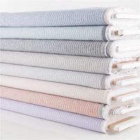 90617-Leinen-Baumwollstoff-Chambray-Streifen-meliert-schwarz-1-38m-Breite--MG-3423.jpg Chambray Stoff aus Leinen und Baumwolle mit Streifen -Dessin in meliertem Schwarz - Ideal für sommerliche Mode & natürliche Wohntextilien in Szene gestetzt mit erkennbarem Ballenende