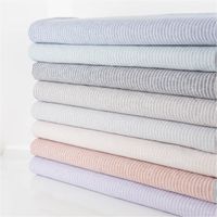 90617-Leinen-Baumwollstoff-Chambray-Streifen-meliert-schwarz-1-38m-Breite--MG-3424.jpg Chambray Stoff aus Leinen und Baumwolle mit Streifen -Dessin in meliertem Schwarz - Ideal für sommerliche Mode & natürliche Wohntextilien schräge Ansicht des in Szene gesetzten Stoffes