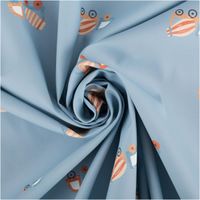90665-Regenjackenstoff-wasserdicht-soft-Betonmischer-blau-145cm-Breite--MG-4119.jpg Weicher, wasserdichter Regenjackenstoff in Blau mit Betonmischer-Print – Perfekt für Regenkleidung und mehr! kunstvoll eingedreht in Falten