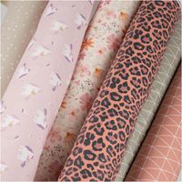 90669-Regenjackenstoff-wasserdicht-soft-Blumen-ecru-bunt-145cm-Breite--MG-4021.jpg Weicher, wasserdichter Regenjackenstoff in Ecru mit buntem Blumen-Digitalprint – Perfekt für Regenkleidung und mehr! schräge Ansicht des in Szene gesetzten Stoffes