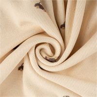 ochwertiger Bio-Rippjersey in natürlichem Offwhite mit niedlichem Auto-Motiv, gefertigt aus weicher Bio-Baumwolle für höchsten Tragekomfort. Der elastische Stoff mit 1,20 m Breite ist ideal für bequeme Baby- und Kinderkleidung sowie modische Accessoires -