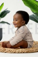 90701-Rippjersey-Bio-Rib-Jersey-Stoff-Autos-natur-1-2m-Breite-Screenshot-2025-03-01-180805.jpg Baby mit Body aus Rippjersey Bio Rib Jersey Stoff Autos natur 1,2m Breite