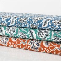90758-Baumwollstoff-Popeline-Romana-Blumen-smaragdgruen-1-45m-Breite--MG-4310.jpg Baumwollstoff Popeline Romana mit Blumen-Print in Smaragdgrün – Hochwertiger Stoff für kreative Projekte schraege Ansicht des in Szene gesetzten Stoffes