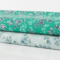 Baumwollstoff Popeline Odette mit Blümchen-Print in zartem Mintblau – Vielseitig & Hautfreundlich schraege Ansicht des in Szene gesetzten Stoffes