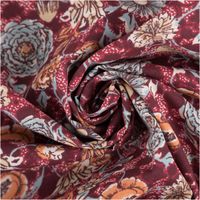 Baumwollstoff Popeline Sveta mit Blumen-Print in Bordeauxrot– Hochwertiger Stoff für kreative Projekte kunstvoll eingedreht in Falten