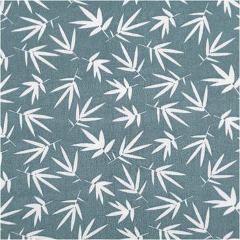 Baumwollstoff Popeline Rikka mit Blätter-Print in Graublau – Hochwertiger Stoff für kreative Projekte Nahaufnahme des Stoffes