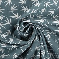 Baumwollstoff Popeline Rikka mit Blätter-Print in Graublau – Hochwertiger Stoff für kreative Projekte kunstvoll eingedreht in Falten