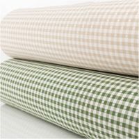 90766-Dekostoff-Herzchen-Karo-klein-beige-weiss-140cm-Breite--MG-7898.jpg Blickdichter Dekostoff mit kleinen Herzchen und Karos in Beige und Weiß aus deutscher Produktion – Vielseitig & Pflegeleicht schraege Ansicht des in Szene gesetzten Stoffes